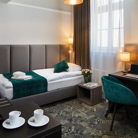 Estera 4*