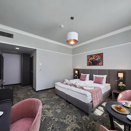 Ξενοδοχείο Estera 4*