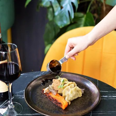 Ξενοδοχείο Estera 4*