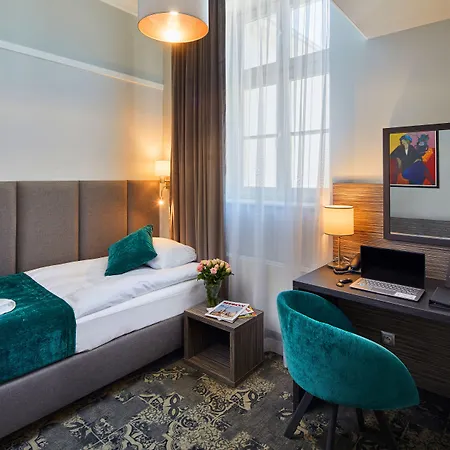 Estera 4*