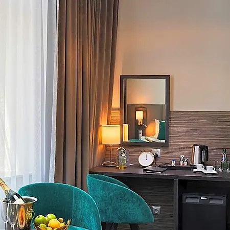 فندق Estera 4*